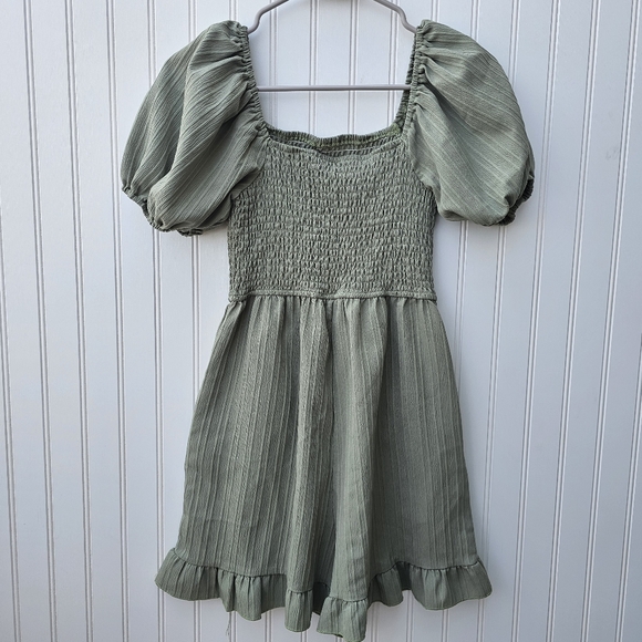 SHEIN Pants - Shein Sage Green Puff Sleeve Romper With Pockets Womans Small